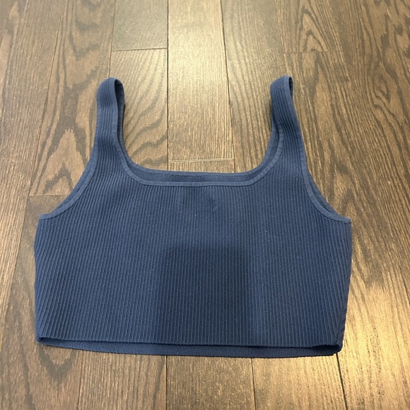 Aritzia Babaton sculpt cropped top - Picture 5 of 8